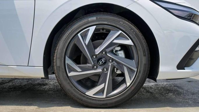 Новый Hyundai Elantra VII (CN7) Рестайлинг, 1.6 л, 2024 в Дубае от F7 Motors Белый цвет. Китайская | AUTO.AE