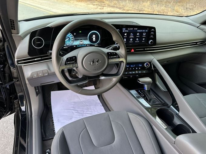 Подержанный Hyundai Elantra VII (CN7), 2.0 л, 2021 в Дубае от Alzahiah Cars Черный цвет. Американская | AUTO.AE