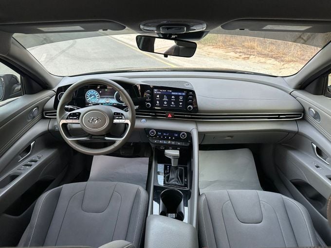 Подержанный Hyundai Elantra VII (CN7), 2.0 л, 2021 в Дубае от Alzahiah Cars Черный цвет. Американская | AUTO.AE