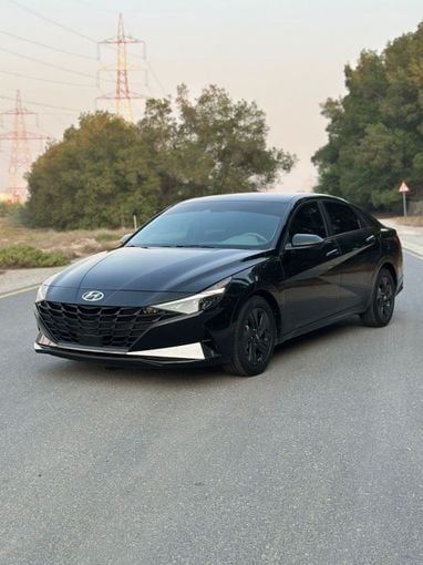 Подержанный Hyundai Elantra VII (CN7), 2.0 л, 2021 в Дубае от Alzahiah Cars Черный цвет. Американская | AUTO.AE