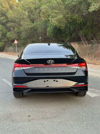 Подержанный Hyundai Elantra VII (CN7), 2.0 л, 2021 в Дубае от Alzahiah Cars Черный цвет. Американская | AUTO.AE