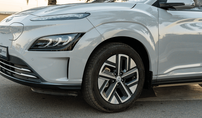 New Hyundai Kona I Facelift, 2023 in Dubai by Altass Motors, Silver color. GCC Specs | AUTO.AE