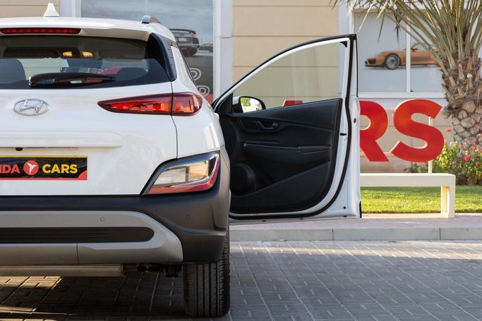 Used Hyundai Kona I Facelift, 998 l, 2023 in Dubai by Linda Cars, White color. GCC Specs | AUTO.AE
