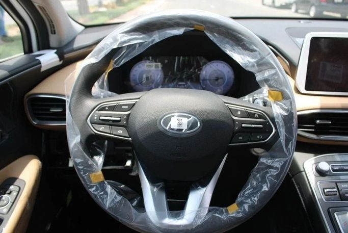 Новый Hyundai Santa Fe IV Рестайлинг, 2.5 л, 2023 в Дубае от Mohamed Hakim Motors Белый цвет. Other | AUTO.AE