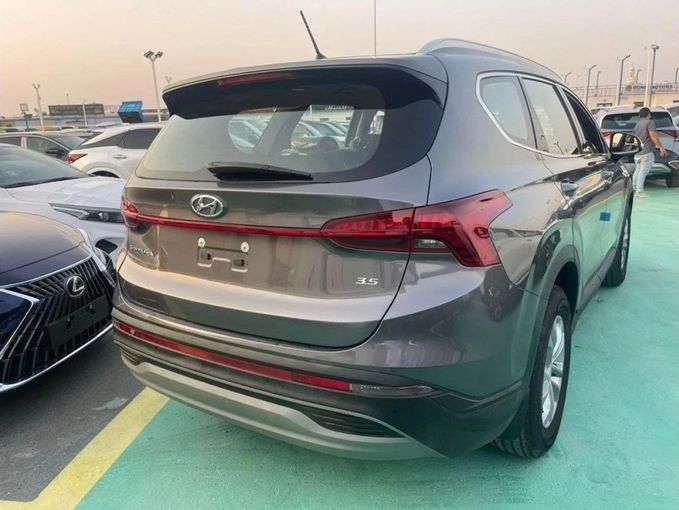 Новый Hyundai Santa Fe IV Рестайлинг, 3.5 л, 2023 в Дубае от Mohamed Hakim Motors Серебристый цвет. GCC | AUTO.AE