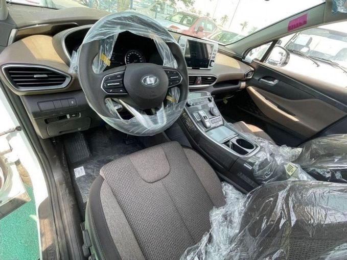 Новый Hyundai Santa Fe IV Рестайлинг, 2.5 л, 2023 в Дубае от Mohamed Hakim Motors Белый цвет. Other | AUTO.AE