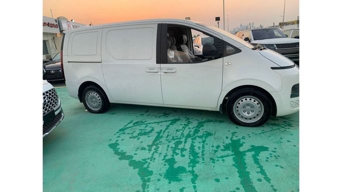 Новый Hyundai Staria, 3.5 л, 2023 в Дубае от Mohamed Hakim Motors Белый цвет.  | AUTO.AE