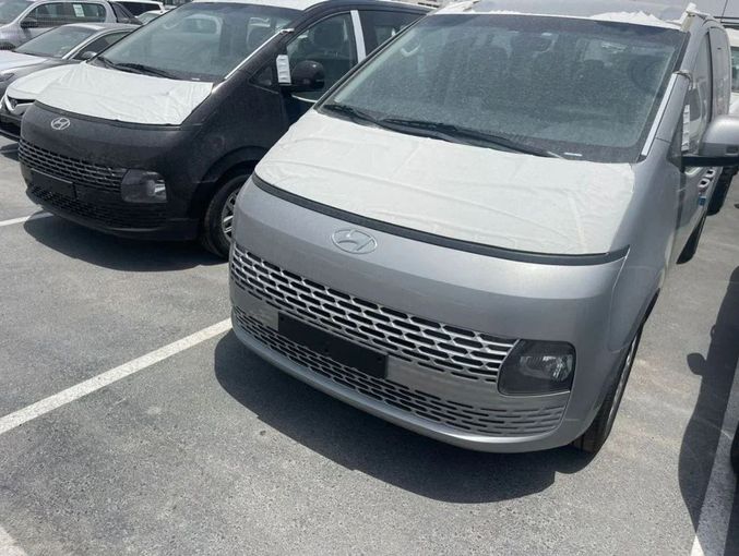Новый Hyundai Staria, 2.2 л, 2023 в Дубае от Mohamed Hakim Motors Серебристый цвет. GCC | AUTO.AE
