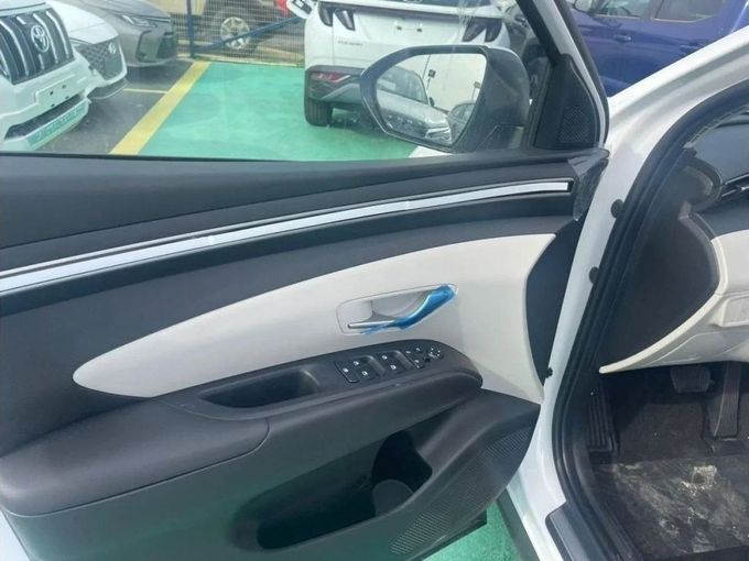 Новый Hyundai Tucson IV Рестайлинг, 2.0 л, 2023 в Дубае от Mohamed Hakim Motors Белый цвет. GCC | AUTO.AE