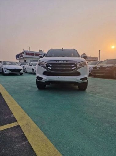 Новый Isuzu MU-X II Рестайлинг, 3.0 л, 2024 в Дубае от Mohamed Hakim Motors Белый цвет. GCC | AUTO.AE