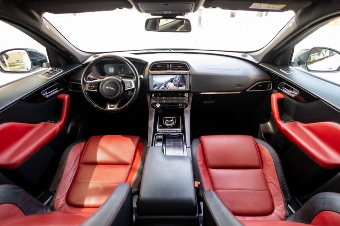Подержанный Jaguar F-Pace S I, 3.0 л, 2017 в Дубае от Linda Cars Белый цвет. GCC | AUTO.AE