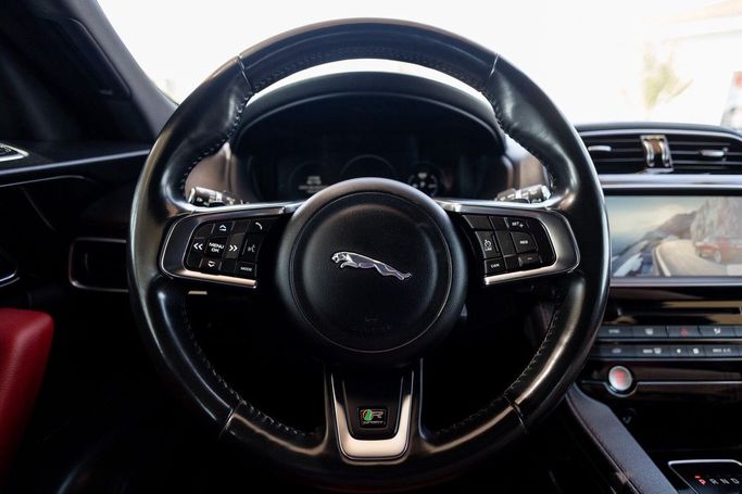 Подержанный Jaguar F-Pace S I, 3.0 л, 2017 в Дубае от Linda Cars Белый цвет. GCC | AUTO.AE