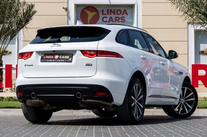 Подержанный Jaguar F-Pace S I, 3.0 л, 2017 в Дубае от Linda Cars Белый цвет. GCC | AUTO.AE