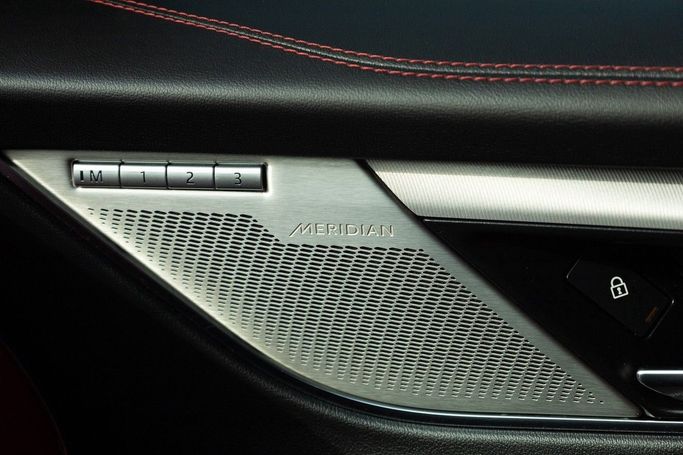 Подержанный Jaguar F-Pace I Рестайлинг, 2.0 л, 2021 в Дубае от Linda Cars Серебристый цвет. GCC | AUTO.AE