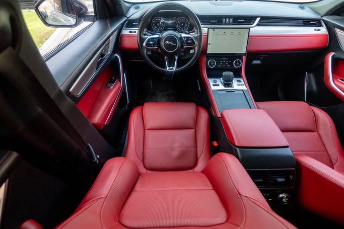 Подержанный Jaguar F-Pace I Рестайлинг, 2.0 л, 2021 в Дубае от Linda Cars Серебристый цвет. GCC | AUTO.AE