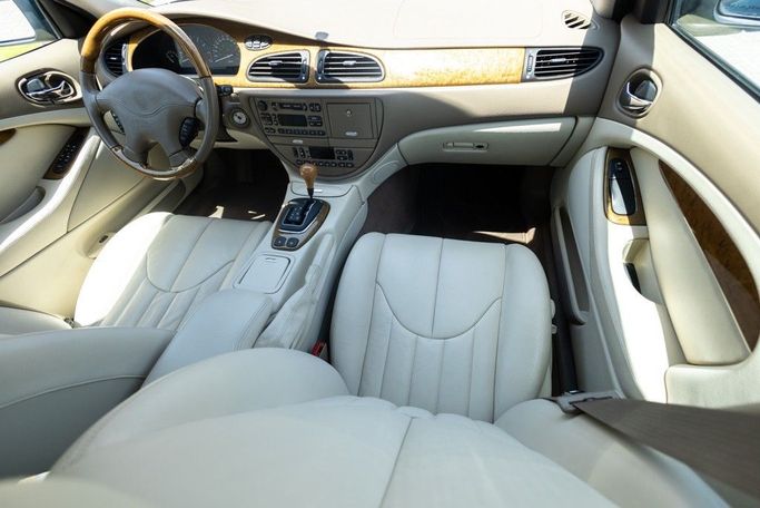 Подержанный Jaguar S-Type I, 4.0 л, 1999 в Дубае от Linda Cars Зеленый цвет. GCC | AUTO.AE