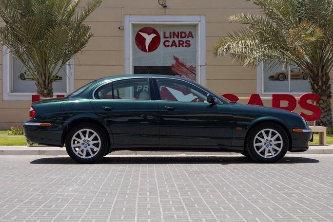 Подержанный Jaguar S-Type I, 4.0 л, 1999 в Дубае от Linda Cars Зеленый цвет. GCC | AUTO.AE