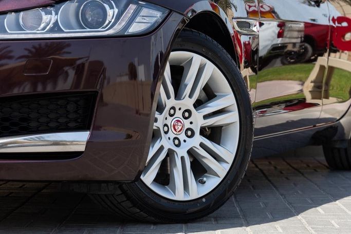 Подержанный Jaguar XF II, 2.0 л, 2019 в Дубае от Linda Cars Тёмно-бордовый цвет. GCC | AUTO.AE