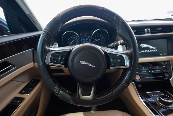 Подержанный Jaguar XF II, 2.0 л, 2019 в Дубае от Linda Cars Тёмно-бордовый цвет. GCC | AUTO.AE