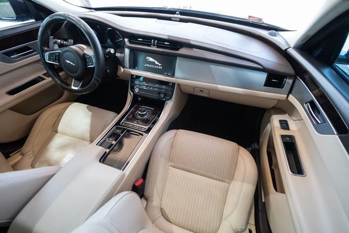 Подержанный Jaguar XF II, 2.0 л, 2019 в Дубае от Linda Cars Тёмно-бордовый цвет. GCC | AUTO.AE