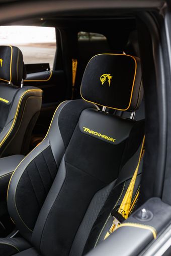 Jeep Grand Cherokee Trackhawk IV (WK2) Рестайлинг, 2020 внедорожник 5 дв. trackhawk спорт класса в Дубае от AVA car rental зеленый цвет | AUTO.AE