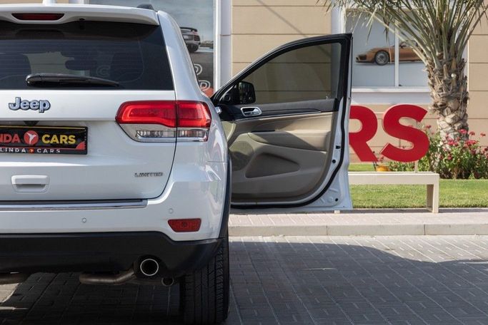 Used Jeep Grand Cherokee IV (WK2) Facelift, 3.6 l, 2019 in Dubai by Linda Cars, White color. GCC Specs | AUTO.AE