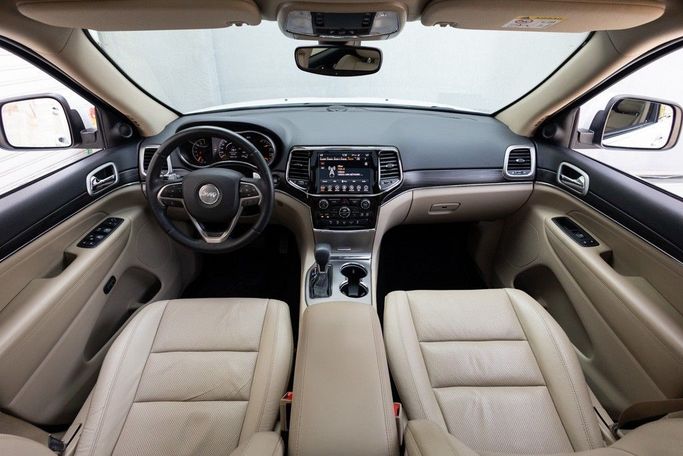 Used Jeep Grand Cherokee IV (WK2) Facelift, 3.6 l, 2019 in Dubai by Linda Cars, White color. GCC Specs | AUTO.AE