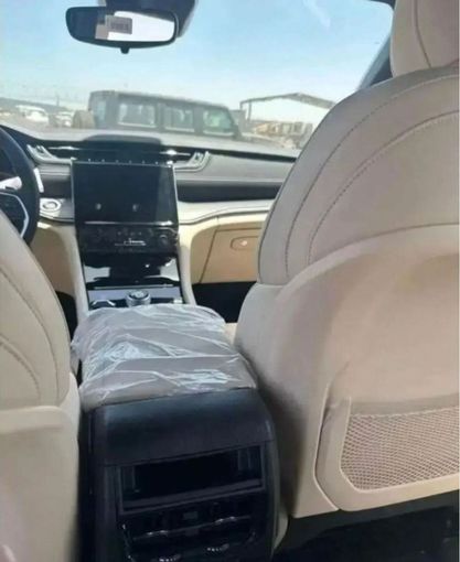 Новый Jeep Grand Cherokee L V (WL), 3.6 л, 2023 в Дубае от Mohamed Hakim Motors Серебристый цвет. GCC | AUTO.AE