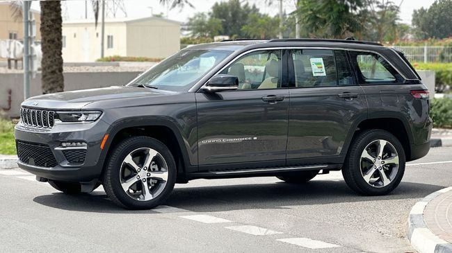 Новый Jeep Grand Cherokee V (WL), 3.6 л, 2024 в Дубае от Falcons GT Motors FZCO Серебристый цвет. GCC | AUTO.AE