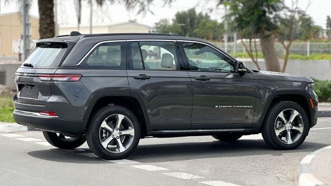 Новый Jeep Grand Cherokee V (WL), 3.6 л, 2024 в Дубае от Falcons GT Motors FZCO Серебристый цвет. GCC | AUTO.AE