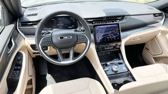Новый Jeep Grand Cherokee V (WL), 3.6 л, 2024 в Дубае от Falcons GT Motors FZCO Серебристый цвет. GCC | AUTO.AE