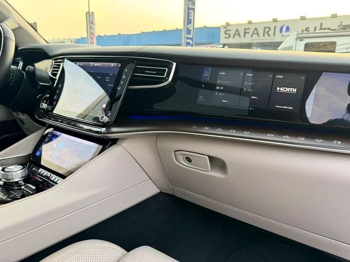 Подержанный Jeep Wagoneer WS, 5.7 л, 2023 в Дубае от Nice Cars Motos Черный цвет. GCC | AUTO.AE
