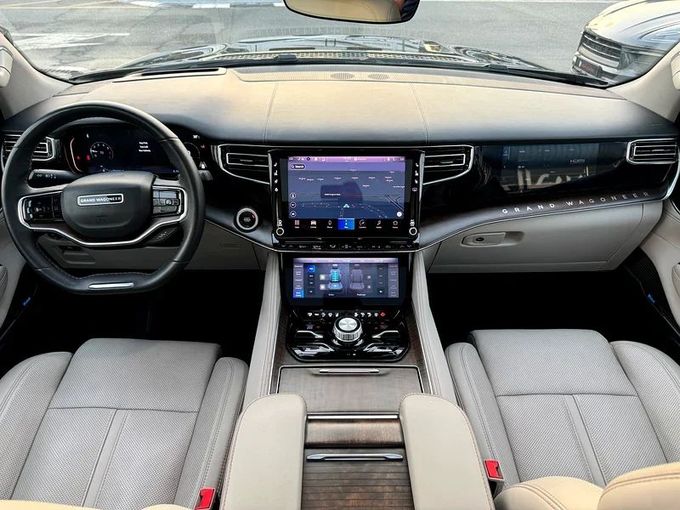 Подержанный Jeep Wagoneer WS, 5.7 л, 2023 в Дубае от Nice Cars Motos Черный цвет. GCC | AUTO.AE