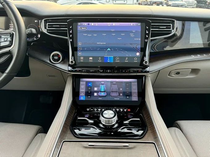 Подержанный Jeep Wagoneer WS, 5.7 л, 2023 в Дубае от Nice Cars Motos Черный цвет. GCC | AUTO.AE