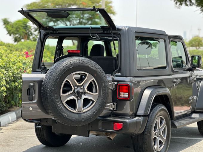 Подержанный Jeep Wrangler IV (JL), 3.6 л, 2018 в Дубае от Alta Class Motors Серый цвет. GCC | AUTO.AE