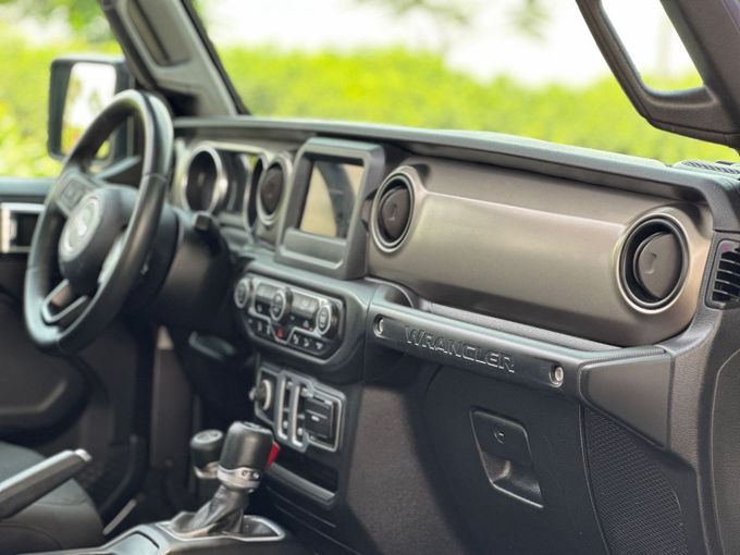 Подержанный Jeep Wrangler IV (JL), 3.6 л, 2018 в Дубае от Alta Class Motors Серый цвет. GCC | AUTO.AE