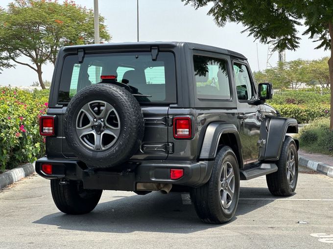 Подержанный Jeep Wrangler IV (JL), 3.6 л, 2018 в Дубае от Alta Class Motors Серый цвет. GCC | AUTO.AE