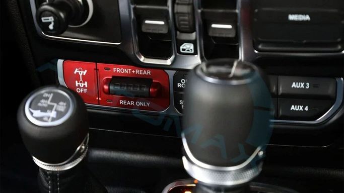 Новый Jeep Wrangler IV (JL) Рестайлинг, 2.0 л, 2025 в Дубае от Auto Max Group Белый цвет. GCC | AUTO.AE