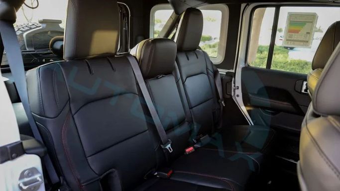 Новый Jeep Wrangler IV (JL) Рестайлинг, 2.0 л, 2025 в Дубае от Auto Max Group Белый цвет. GCC | AUTO.AE
