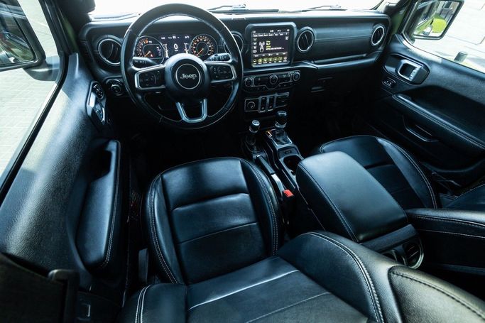 Подержанный Jeep Wrangler IV (JL), 3.6 л, 2021 в Дубае от Linda Cars Зеленый цвет. GCC | AUTO.AE