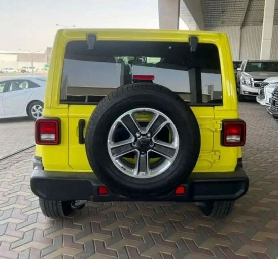 Новый Jeep Wrangler IV (JL), 3.6 л, 2023 в Дубае от Mohamed Hakim Motors Желтый цвет. GCC | AUTO.AE
