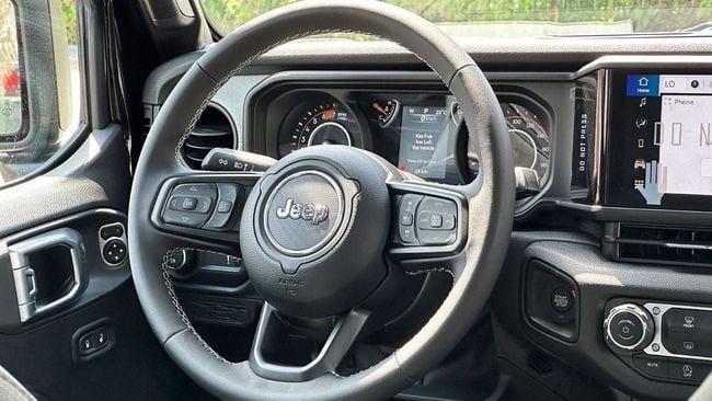 Новый Jeep Wrangler IV (JL) Рестайлинг, 2.0 л, 2025 в Дубае от Falcons GT Motors FZCO Черный цвет. GCC | AUTO.AE