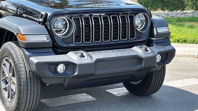 Новый Jeep Wrangler IV (JL) Рестайлинг, 2.0 л, 2025 в Дубае от Falcons GT Motors FZCO Черный цвет. GCC | AUTO.AE