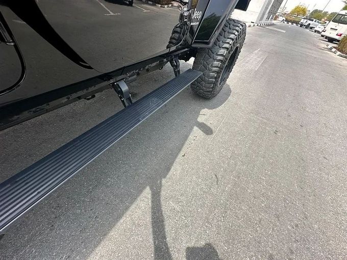 Подержанный Jeep Wrangler IV (JL), 2.0 л, 2023 в Дубае от Formula Motors Черный цвет. GCC | AUTO.AE