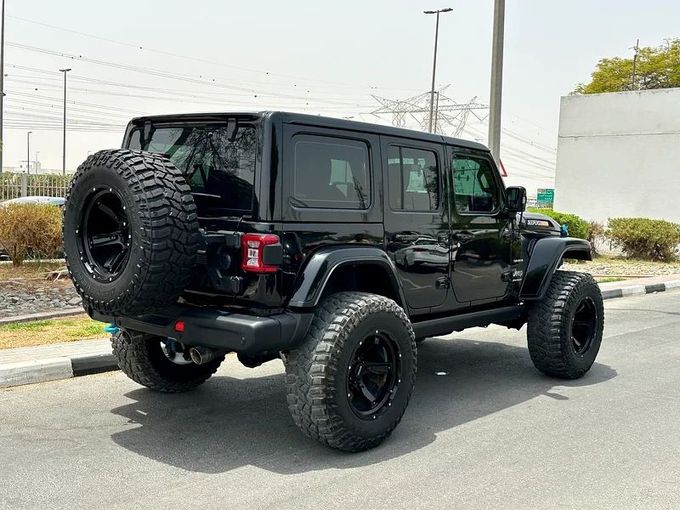 Подержанный Jeep Wrangler IV (JL), 2.0 л, 2023 в Дубае от Formula Motors Черный цвет. GCC | AUTO.AE