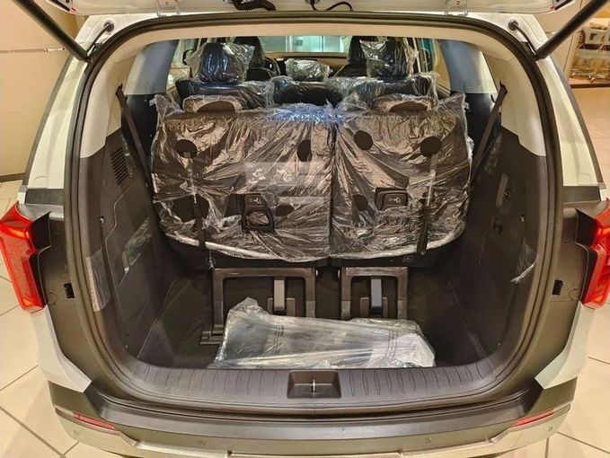 Новый Kia Carnival IV Рестайлинг, 3.5 л, 2025 в Дубае от Mohamed Hakim Motors Белый цвет. Other | AUTO.AE