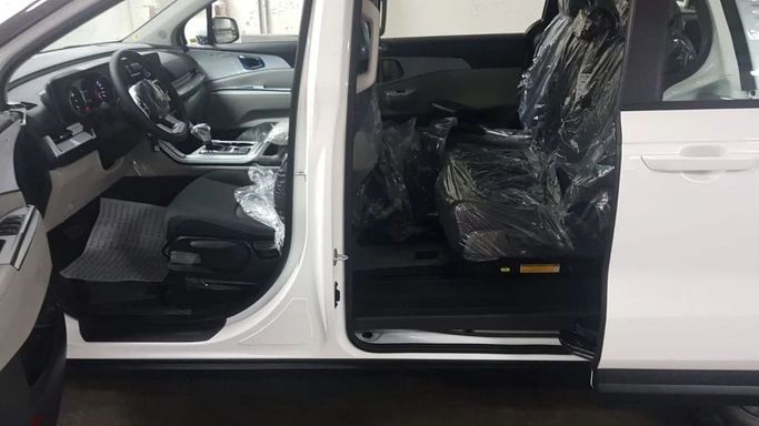 Новый Kia Carnival IV, 3.5 л, 2023 в Дубае от Mohamed Hakim Motors Белый цвет. Other | AUTO.AE