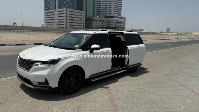 Подержанный Kia Carnival IV, 2.2 л, 2023 в Дубае от Alhamd Motors Белый цвет. Other | AUTO.AE