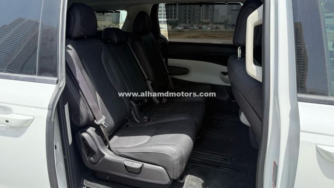Подержанный Kia Carnival IV, 2.2 л, 2023 в Дубае от Alhamd Motors Белый цвет. Other | AUTO.AE