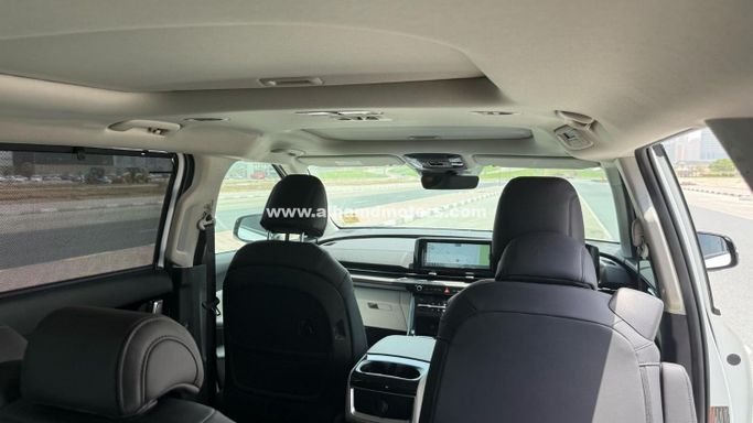 Подержанный Kia Carnival IV, 2.2 л, 2023 в Дубае от Alhamd Motors Белый цвет. Other | AUTO.AE